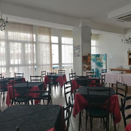 Hotel Nova Dhely Rimini Exteriör bild