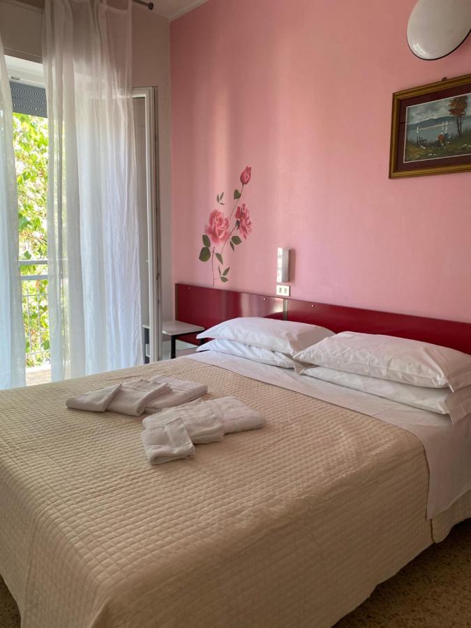 Hotel Nova Dhely Rimini Exteriör bild