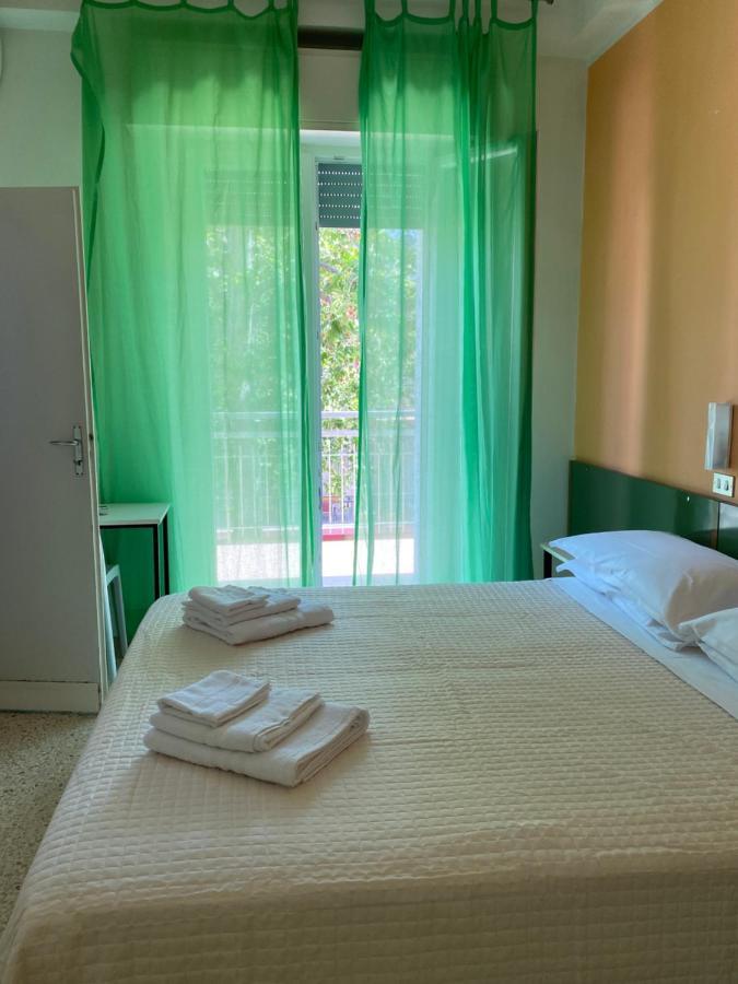Hotel Nova Dhely Rimini Exteriör bild