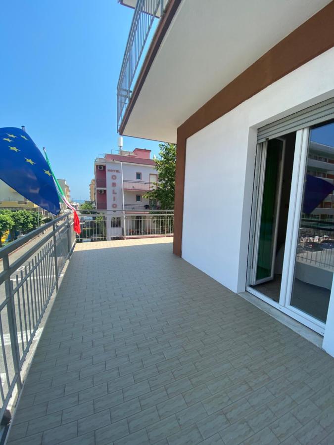 Hotel Nova Dhely Rimini Exteriör bild