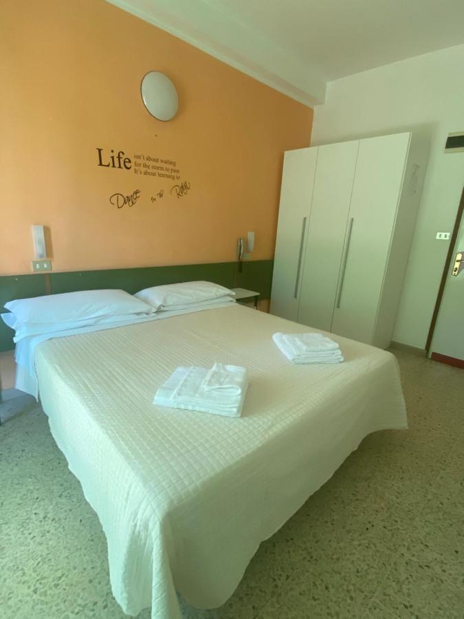 Hotel Nova Dhely Rimini Exteriör bild