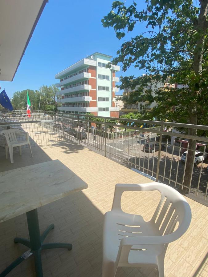 Hotel Nova Dhely Rimini Exteriör bild