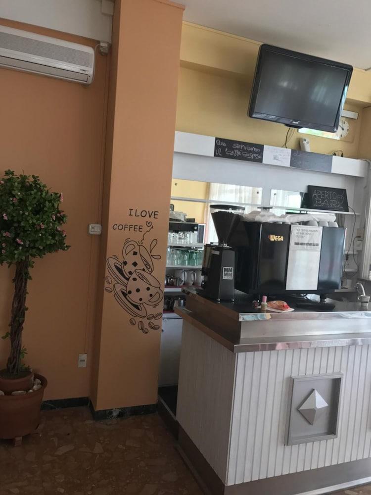 Hotel Nova Dhely Rimini Exteriör bild