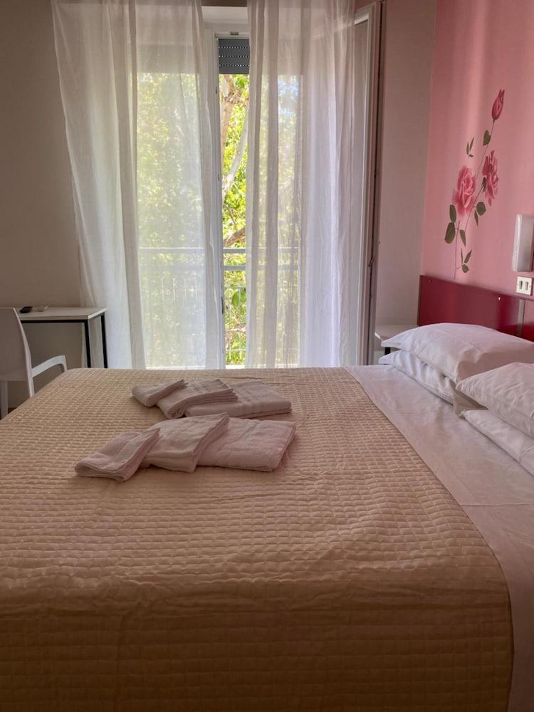 Hotel Nova Dhely Rimini Exteriör bild