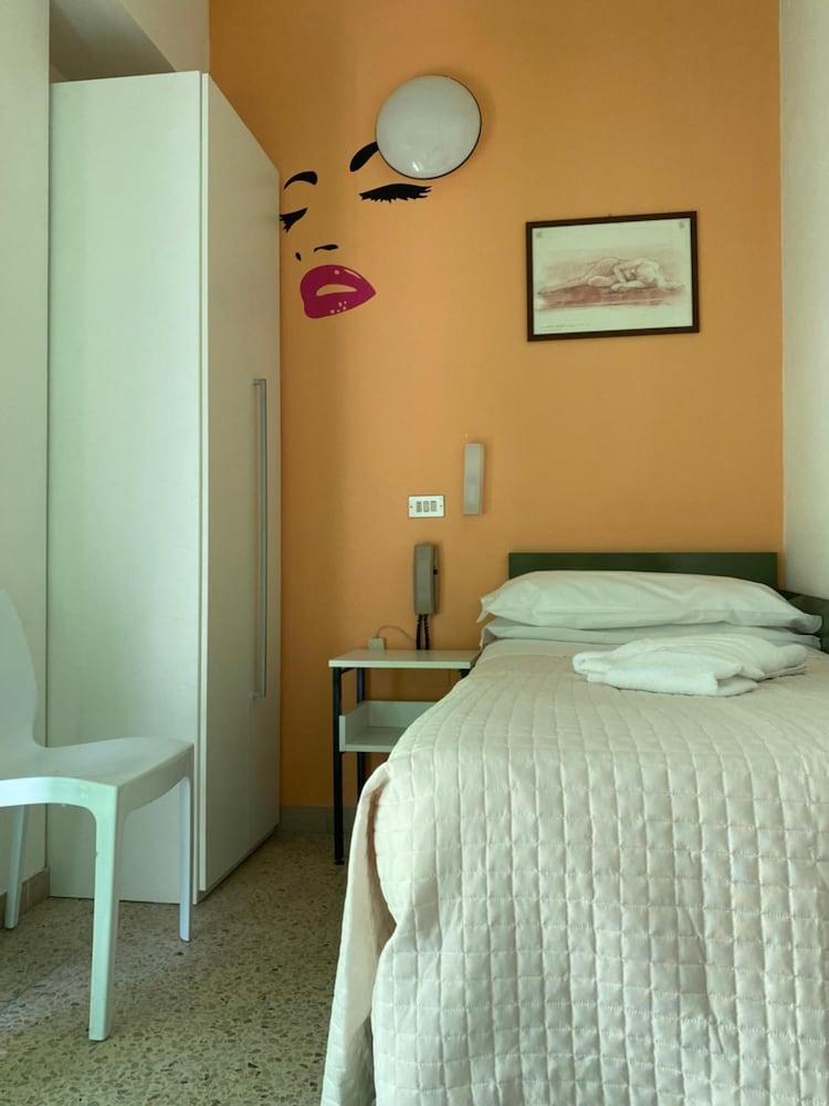 Hotel Nova Dhely Rimini Exteriör bild