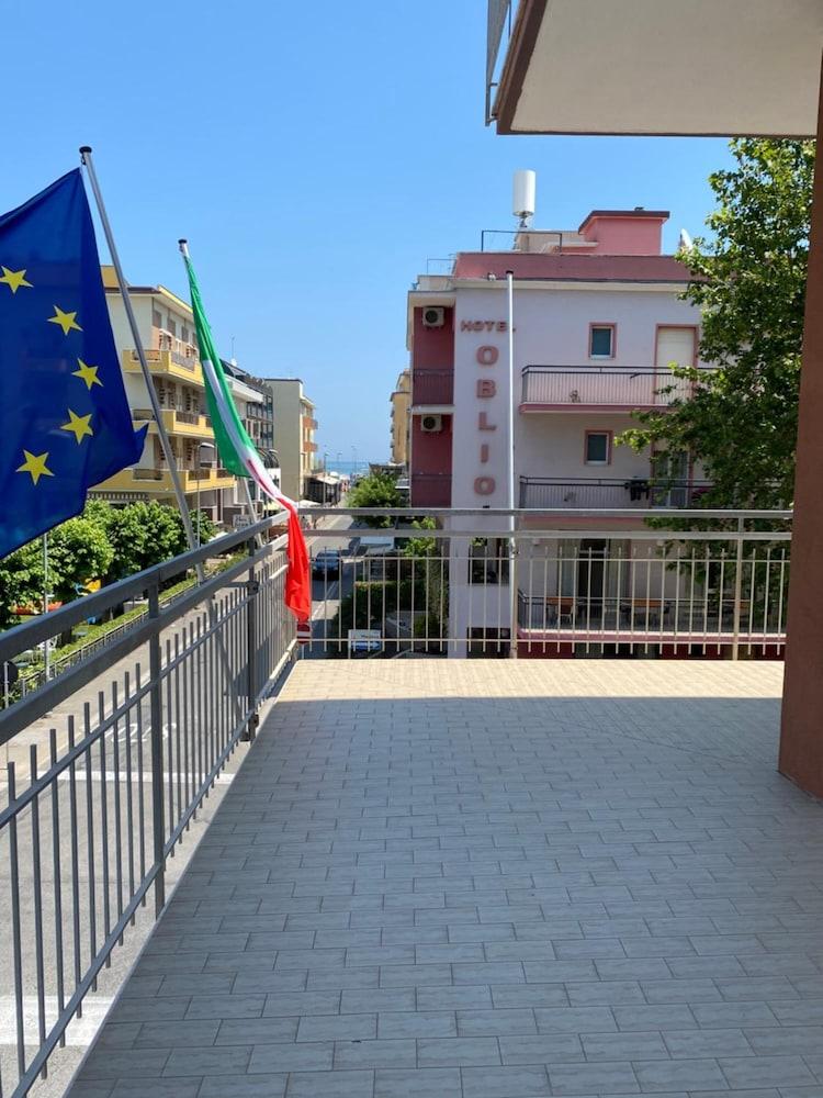 Hotel Nova Dhely Rimini Exteriör bild
