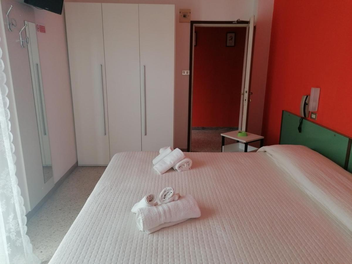 Hotel Nova Dhely Rimini Exteriör bild