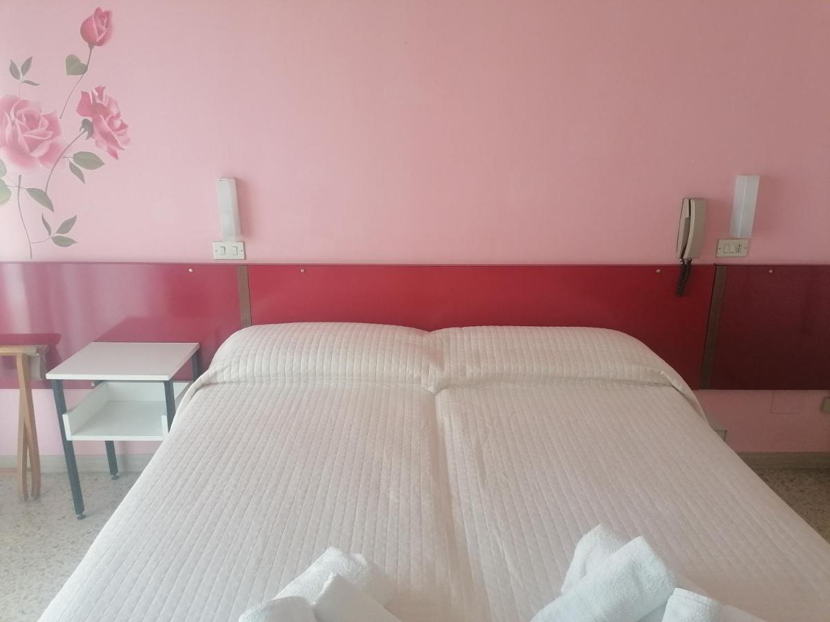 Hotel Nova Dhely Rimini Exteriör bild