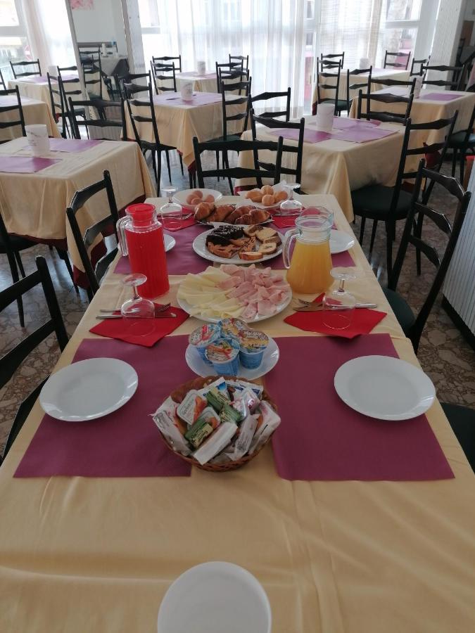 Hotel Nova Dhely Rimini Exteriör bild