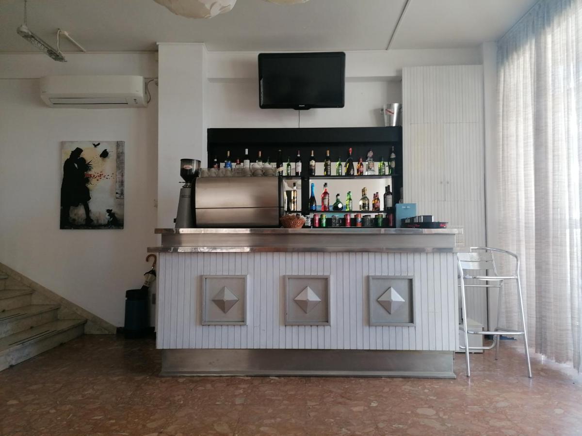 Hotel Nova Dhely Rimini Exteriör bild