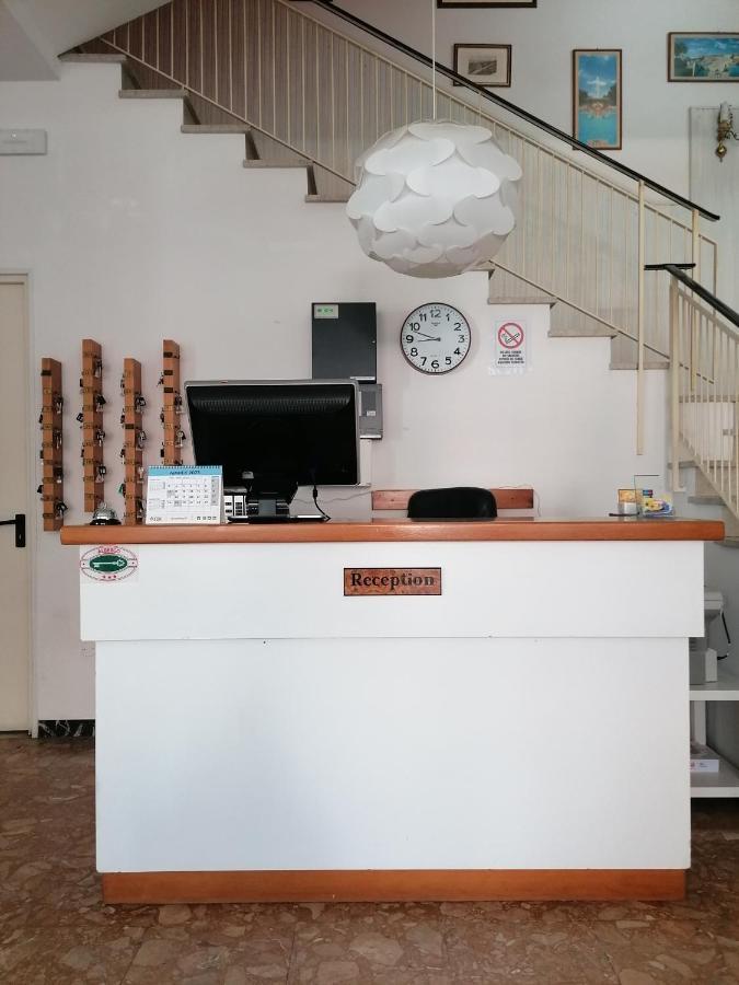 Hotel Nova Dhely Rimini Exteriör bild