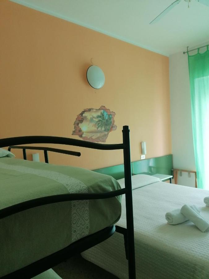 Hotel Nova Dhely Rimini Exteriör bild