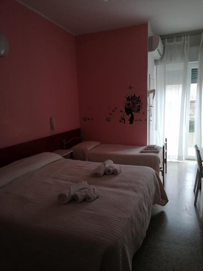 Hotel Nova Dhely Rimini Exteriör bild