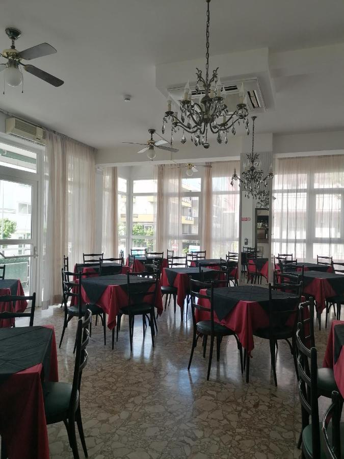 Hotel Nova Dhely Rimini Exteriör bild