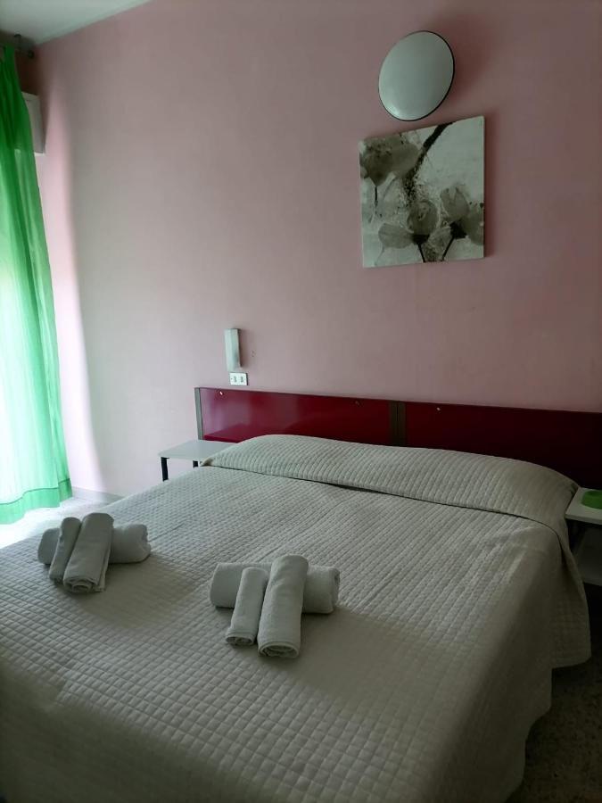Hotel Nova Dhely Rimini Exteriör bild