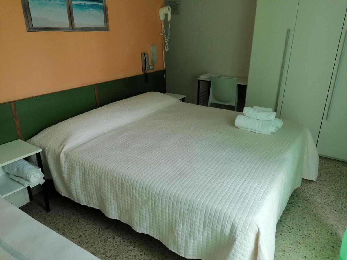 Hotel Nova Dhely Rimini Exteriör bild