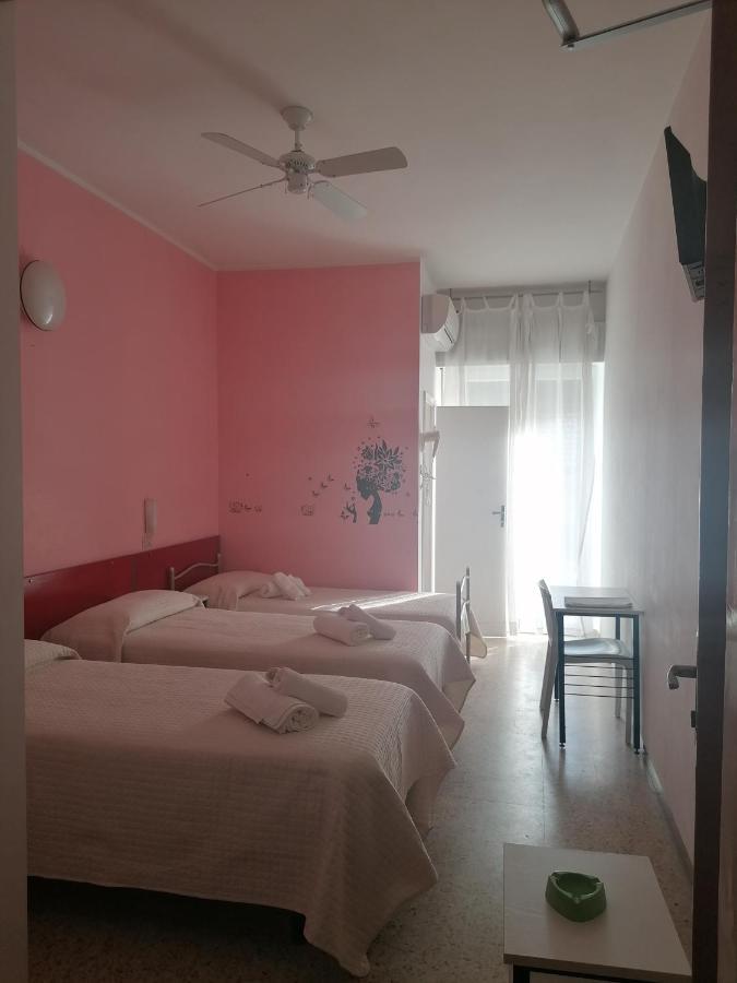 Hotel Nova Dhely Rimini Exteriör bild