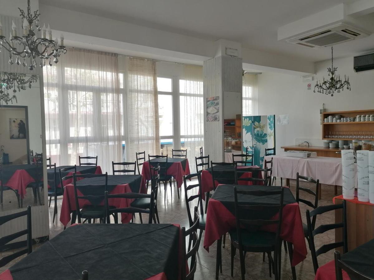 Hotel Nova Dhely Rimini Exteriör bild