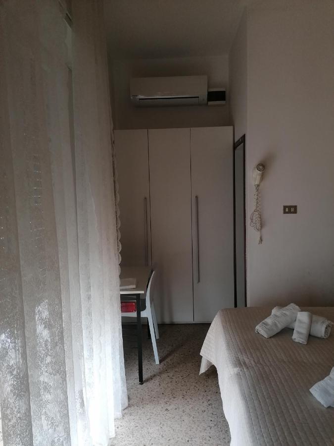 Hotel Nova Dhely Rimini Exteriör bild