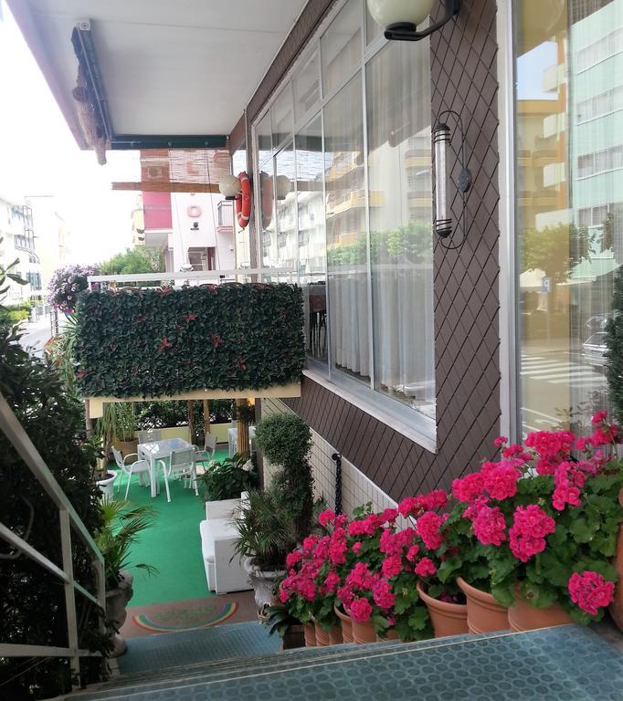Hotel Nova Dhely Rimini Exteriör bild