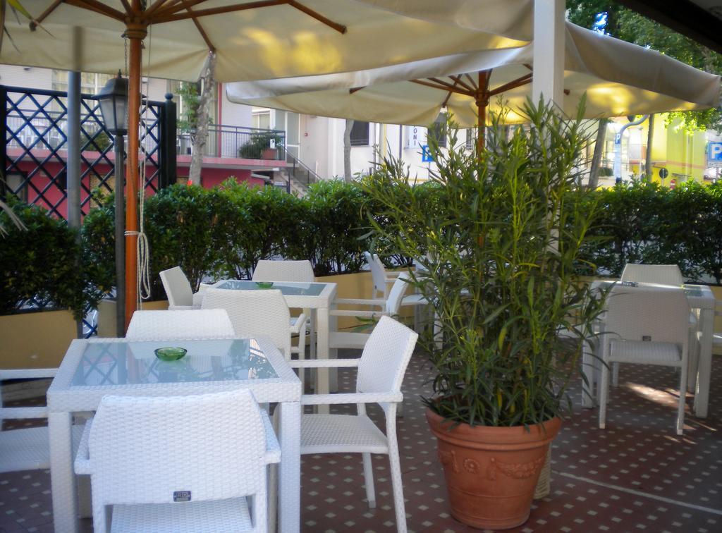 Hotel Nova Dhely Rimini Exteriör bild