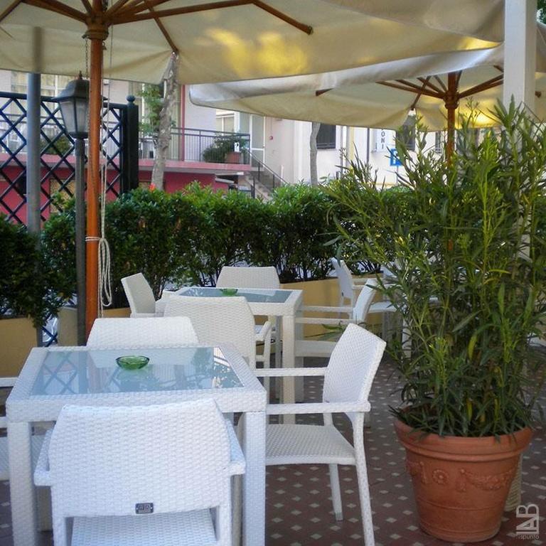 Hotel Nova Dhely Rimini Exteriör bild