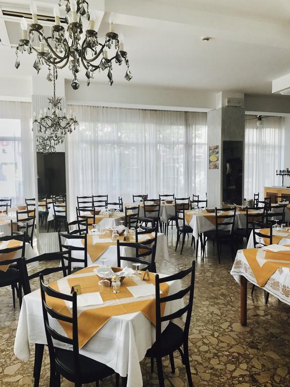 Hotel Nova Dhely Rimini Exteriör bild