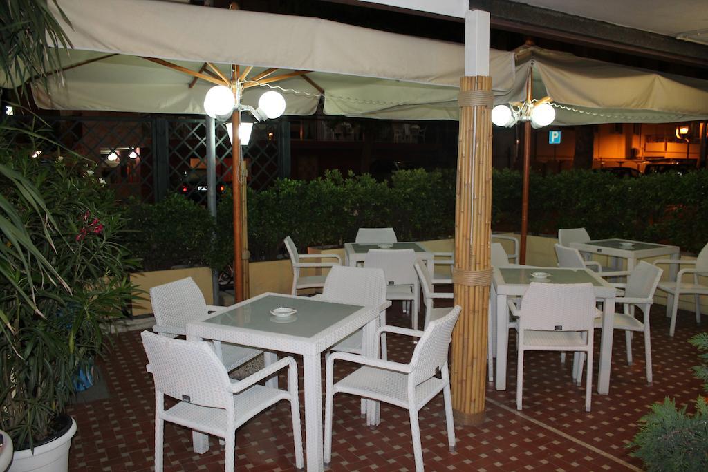 Hotel Nova Dhely Rimini Exteriör bild