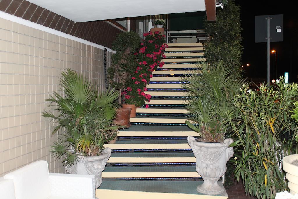 Hotel Nova Dhely Rimini Exteriör bild